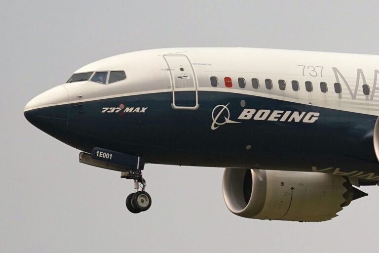 Ράγισε το παρμπρίζ πιλοτηρίου ενός Boeing στα 40.000 πόδια - Financial  Report